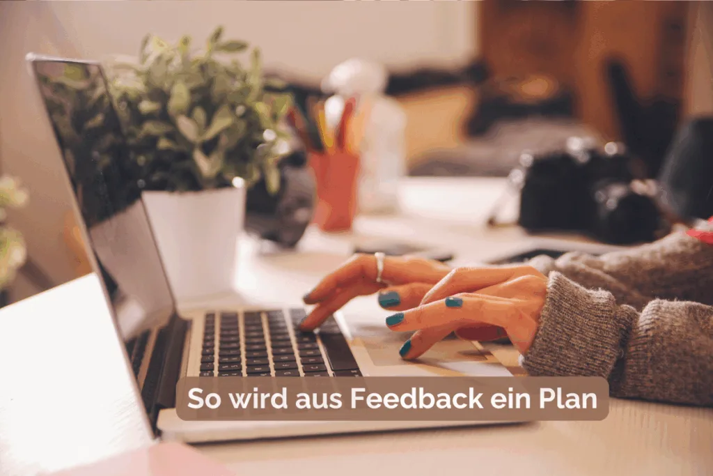 Frau mit türkis lackierten Fingern tippt an einem Laptop. Bildtext: „So wird aus Feedback ein Plan“.