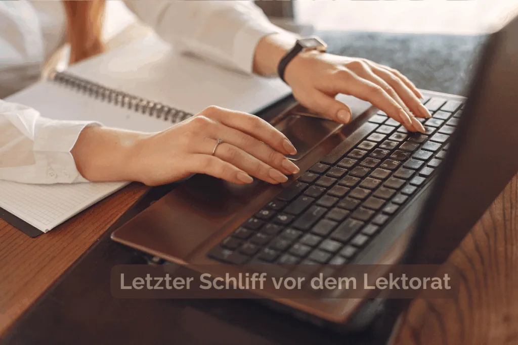 Hände einer Autorin über der Tastatur eines Laptops, daneben ein geöffnetes Notizbuch. Text im Bild: „Letzter Schliff vor dem Lektorat“.