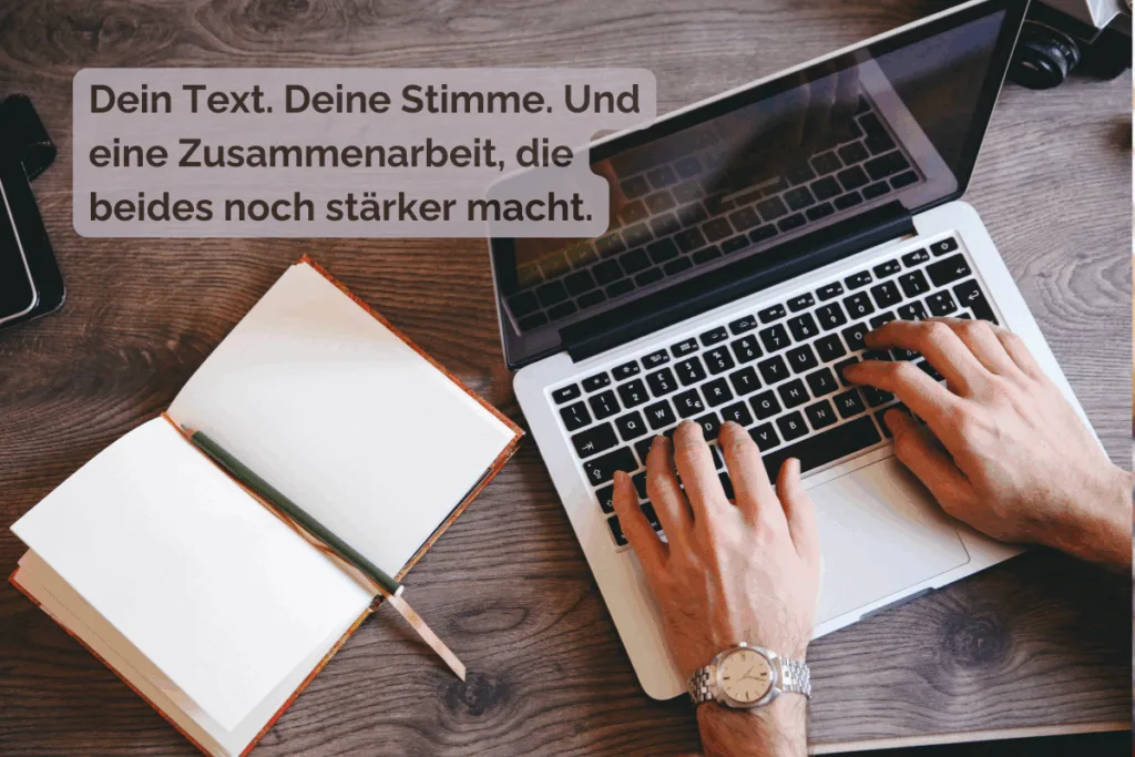Aufgeschlagenes Notizbuch mit grünem Stift neben Laptop – darüber der Text: „Dein Text. Deine Stimme. Und eine Zusammenarbeit, die beides noch stärker macht.