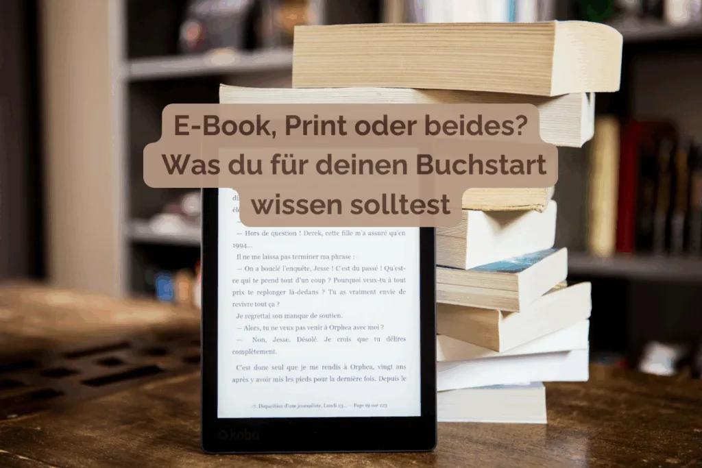 E-Reader vor einem Bücherstapel mit dem Text: „E-Book, Print oder beides? Was du für deinen Buchstart wissen solltest“
