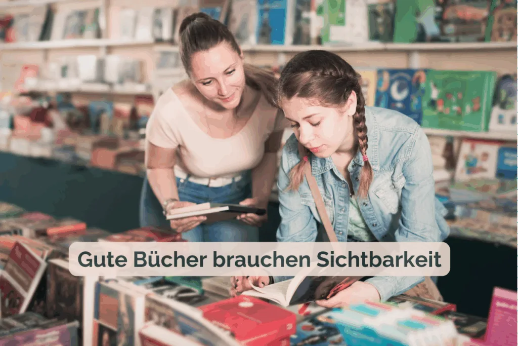 Eine Frau und ein Mädchen stöbern gemeinsam an einem Büchertisch. Beide blättern in Büchern und wirken interessiert.