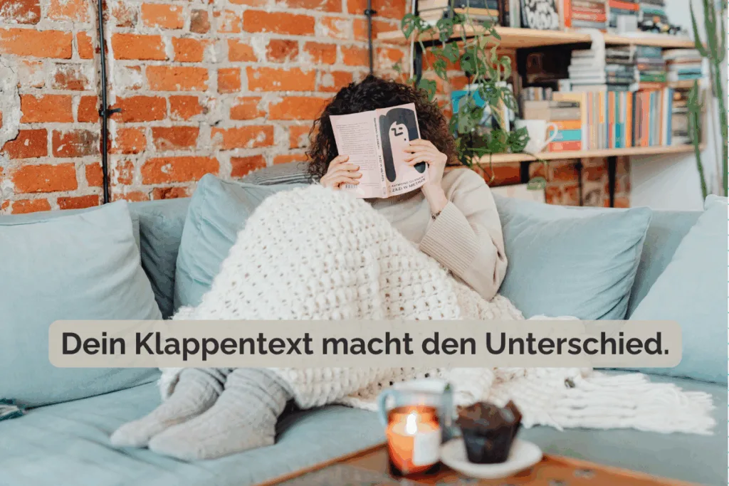 Frau sitzt gemütlich in eine Decke gehüllt auf einem Sofa und liest ein Buch, dessen Rückseite sichtbar ist