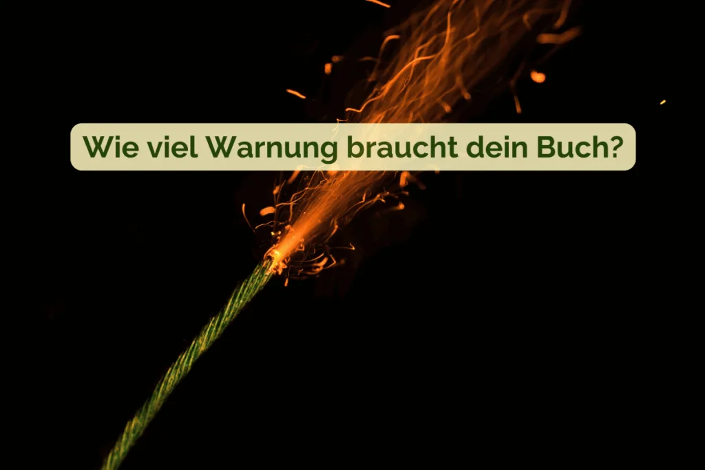 Eine brennende Lunte mit Funkenflug auf schwarzem Hintergrund. Darauf der Schriftzug: Wie viel Warnung braucht dein Buch?