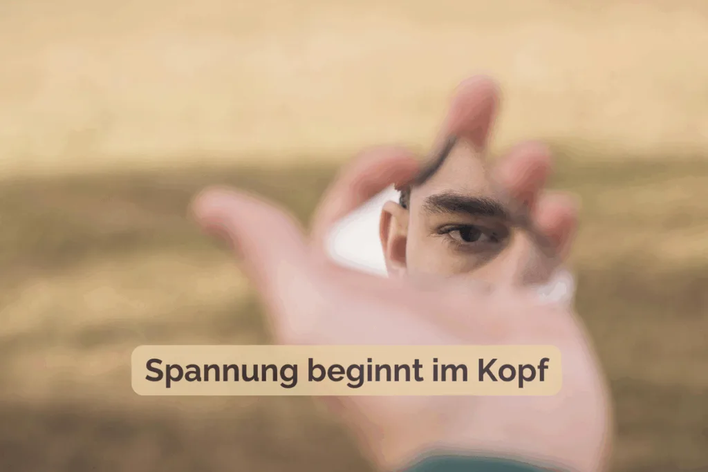 Eine Hand hält ein kleines Stück Spiegel, darin reflektiert sich das Auge einer Person. Darunter steht der Text „Spannung beginnt im Kopf“.