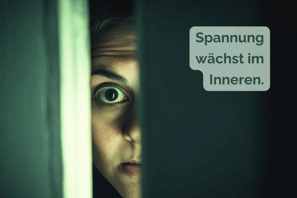 Eine Person blickt mit geweitetem Auge durch einen schmalen Türspalt. Daneben steht der Text „Spannung wächst im Inneren“.