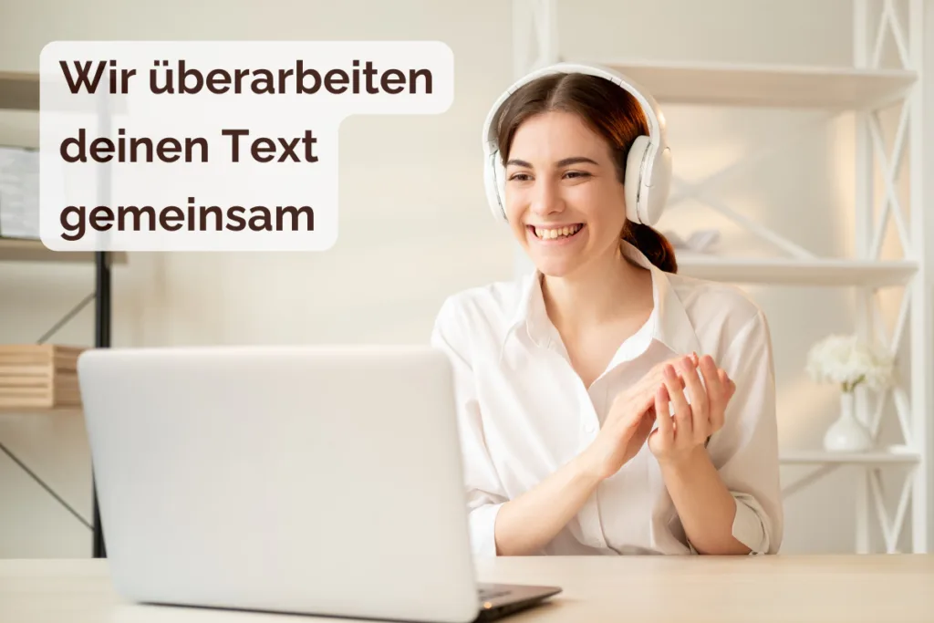 Lächelnde Frau mit Kopfhörern sitzt vor einem Laptop im Online-Coaching und überarbeitet gemeinsam mit einem Coach einen Text.