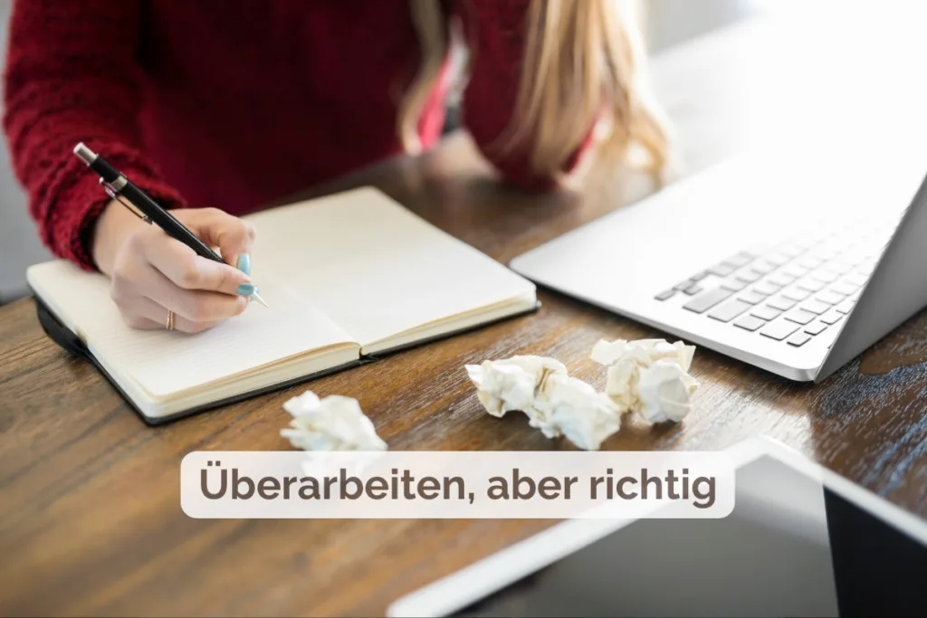 Autorin überarbeitet ihr Romanmanuskript am Schreibtisch, Laptop und Notizbuch mit zerknüllten Entwürfen, gezielte Textüberarbeitung.
