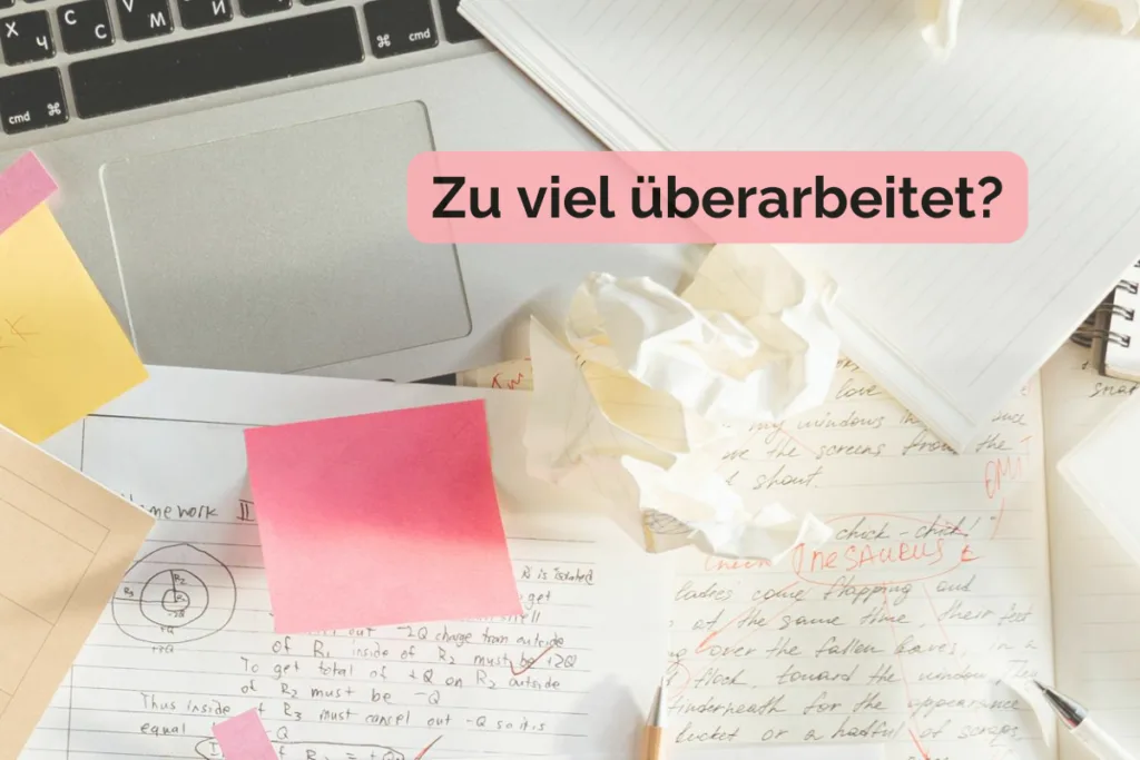 Schreibtisch mit Manuskriptseiten, handschriftlichen Korrekturen und zerknülltem Papier als Symbol für übermäßiges Überarbeiten.