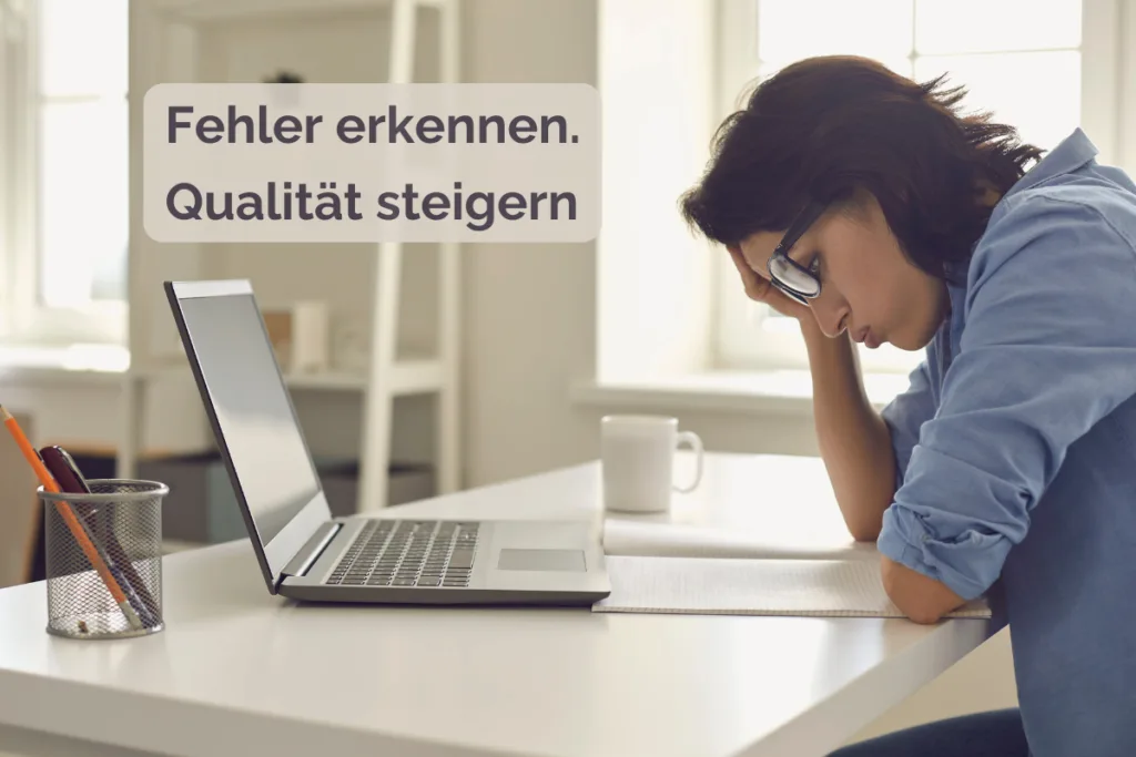 Autorin sitzt nachdenklich vor einem Laptop. Text im Bild: „Fehler erkennen. Qualität steigern.“