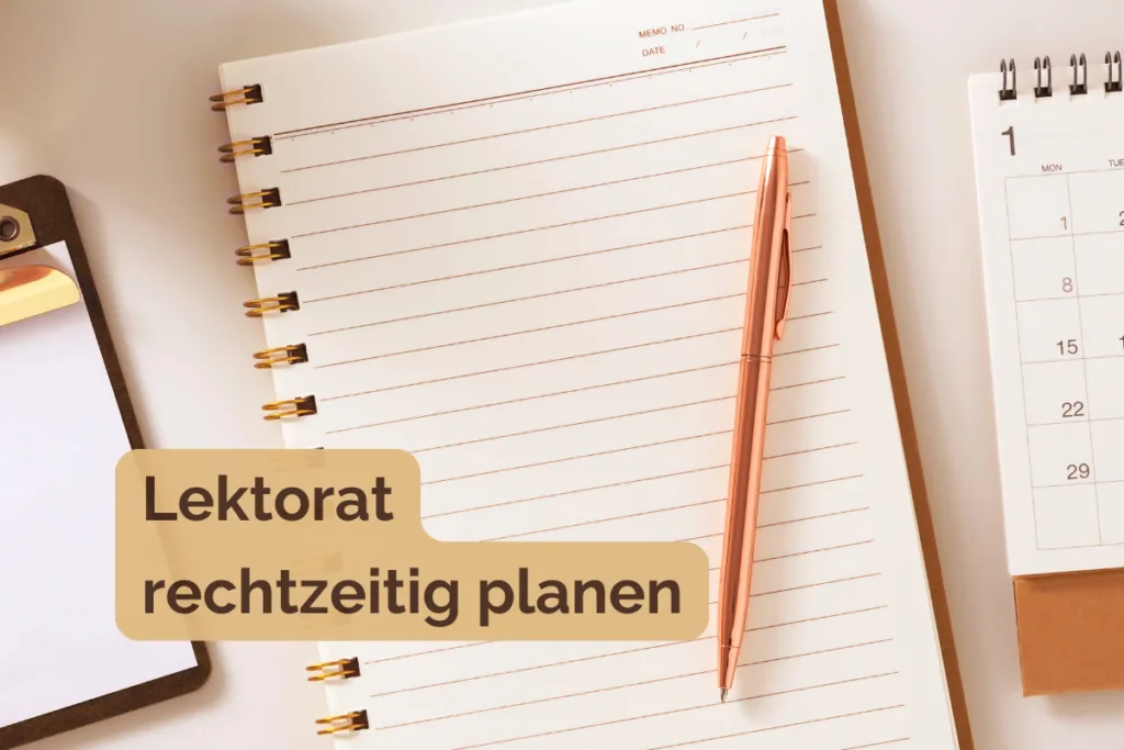 Kalender und Notizbuch mit dem Text „Lektorat rechtzeitig planen“